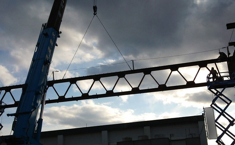 建設現場で作業する職人たち